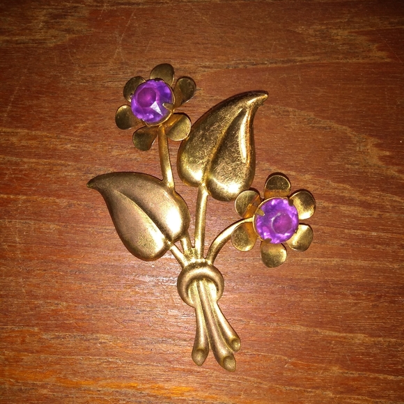 Vintage Five Gold Toned Brooches, Leaf, Charm Holder, Gold & Purple Enam… - Picture 5 of 13